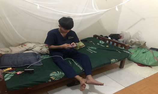 Công nhân Nguyễn Hoàng Sơn trong căn phòng trọ nhỏ, tối giản. Ảnh: Bảo Hân