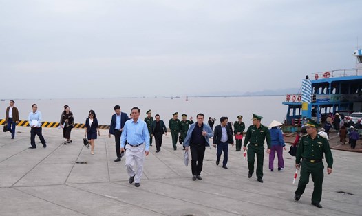 Chủ tịch UBND thành phố Nguyễn Văn Tùng kiểm tra thực địa Bến phà Đồng Bài. Ảnh: Cổng TTĐT Hải Phòng