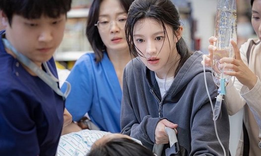Tạo hình của Go Yoon Jung trong phim y khoa. Ảnh: Nhà sản xuất
