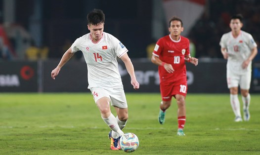 Tiền vệ Nguyễn Hoàng Đức thi đấu nỗ lực trong trận đấu với Indonesia. Ảnh: Đồng Nguyên