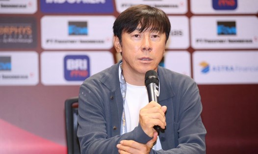 Huấn luyện viên Shin Tae-yong hạnh phúc khi tuyển Indonesia thắng tuyển Việt Nam. Ảnh: Quỳnh Anh