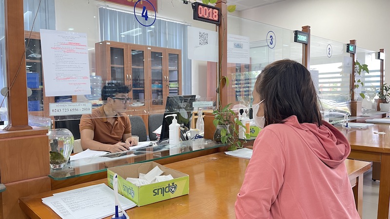 Cán bộ BHXH TP Hà Nội tư vấn cho người lao động về thủ tục BHXH. Ảnh: Hà Anh