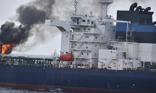 Tàu chở dầu Marlin Luanda bốc cháy sau một cuộc tấn công của Houthi ở Vịnh Aden, ngày 27.1.2024. Ảnh: Hải quân Ấn Độ