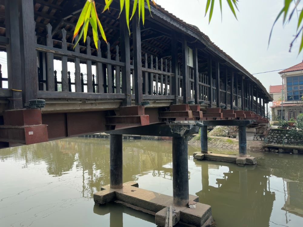 Cầu ngói Phát Diệm, bắc qua sông Ân tại thị trấn Phát Diệm, huyện Kim Sơn, Ninh Bình. Ảnh: Nguyễn Trường