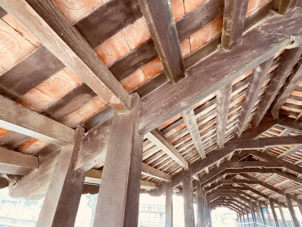 Với niên đại hơn 1 thế kỷ, đây là một trong những cây cầu ngói có kiến trúc độc đáo và lâu đời nhất ở Việt Nam. Ảnh: Nguyễn Trường