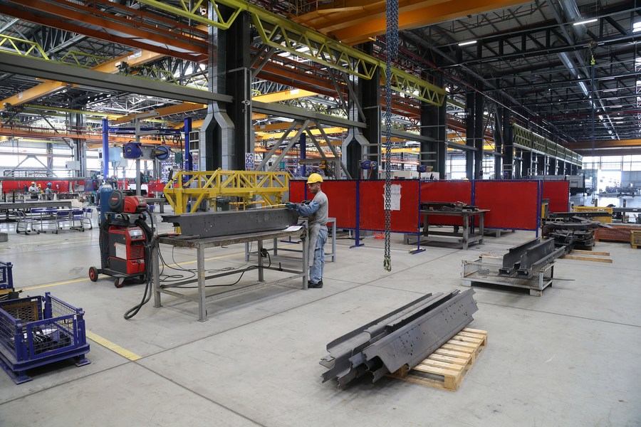 Công nhân làm việc tại nhà máy ở Mersin, Thổ Nhĩ Kỳ. Ảnh: Xinhua