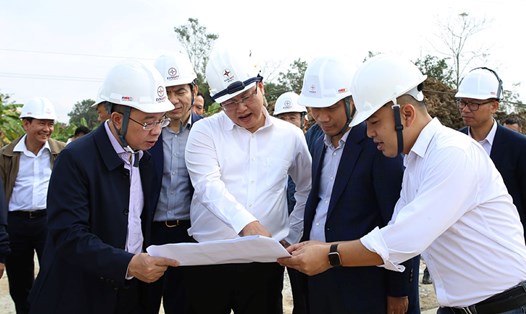 Ông Mai Xuân Liêm - Phó Chủ tịch UBND tỉnh Thanh Hóa (giữa) cùng lãnh đạo EVN kiểm tra tiến độ tại công trường. Ảnh: Kim Thái