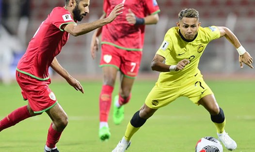 Tuyển Malaysia (áo vàng) nhận thất bại 0-2 trước Oman. Ảnh: FAM