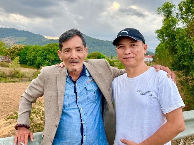 Nhạc sĩ Tô Hiếu (bên phải ảnh) từng cưu mang Thương Tín trong 2 năm. Ảnh: NVCC.