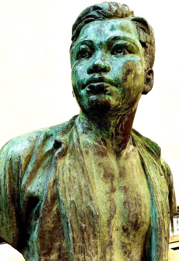 Tượng đồng Lý Tự Trọng trong khuôn viên Bảo tàng Mỹ thuật, Thành phố Hồ Chí Minh. Ảnh: Bảo tàng Mỹ thuật Thành phố Hồ Chí Minh