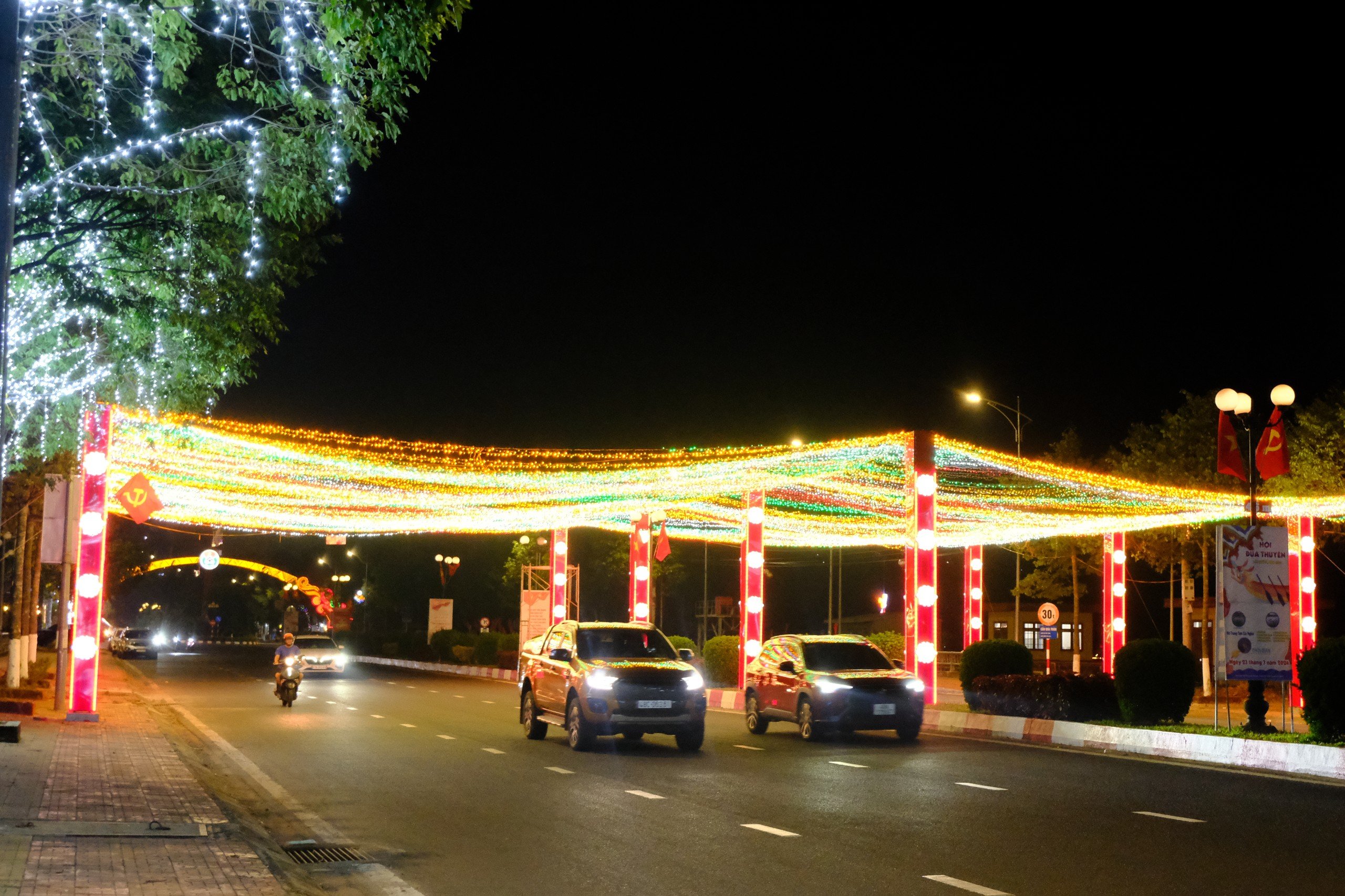 Trên các trục đường chính, hệ thống đèn led được thiết kế hiện đại, với hiệu ứng ánh sáng đa chiều, kết hợp với hệ thống chiếu sáng công cộng làm cho thành phố lung linh về đêm.