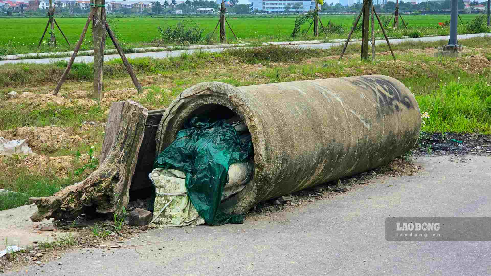 Rất nhiều cống nước bị nứt vỡ nằm ngổn ngang trên tuyến đường. 