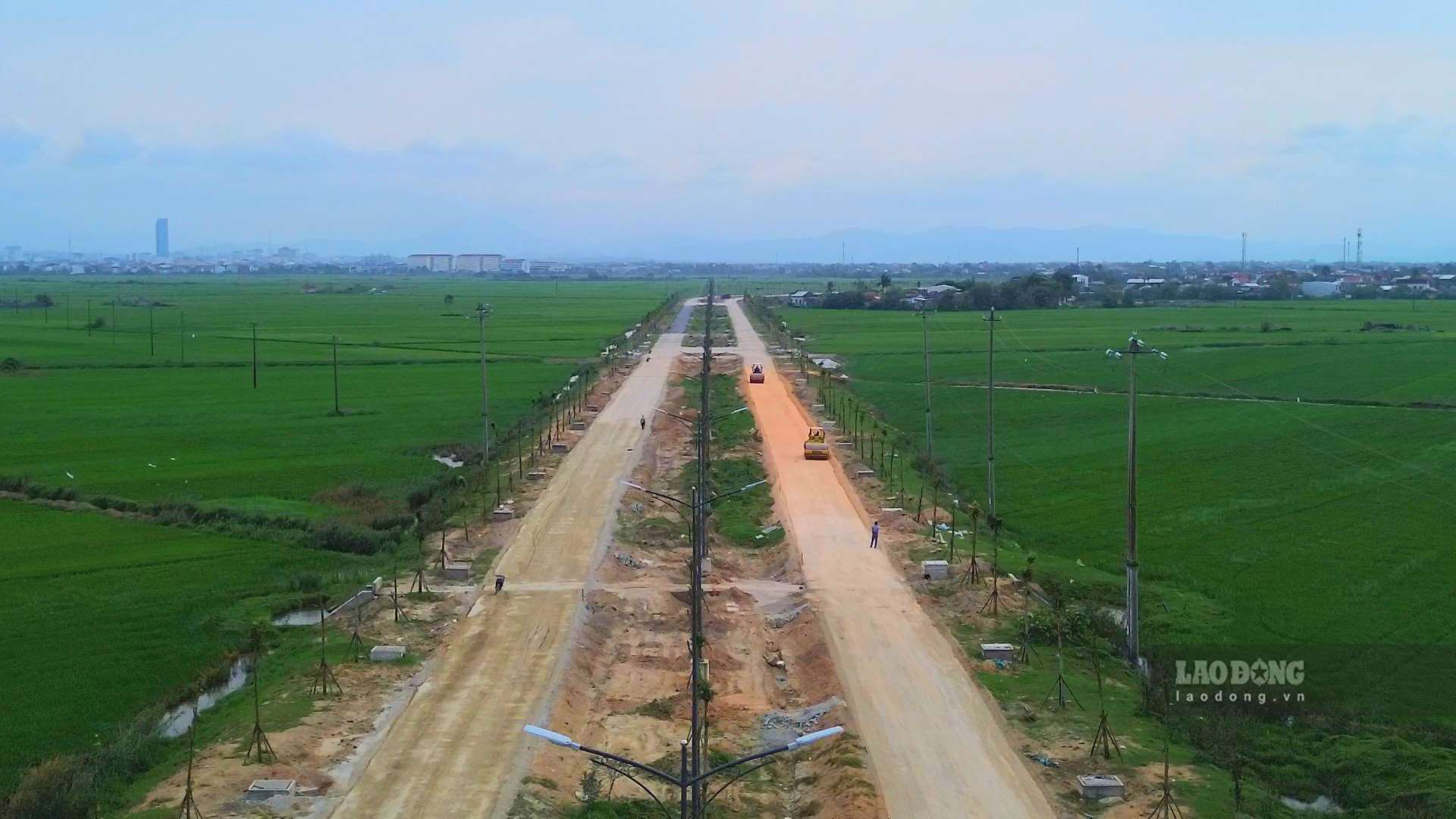 Theo đó, Dự án đường Chợ Mai - Tân Mỹ được UBND tỉnh Thừa Thiên Huế phê duyệt đầu tư tháng 10.2016 với tổng chiều dài gần 5km. Quy mô mặt cắt ngang tuyến hoàn chỉnh theo quy hoạch với nền đường 36m.