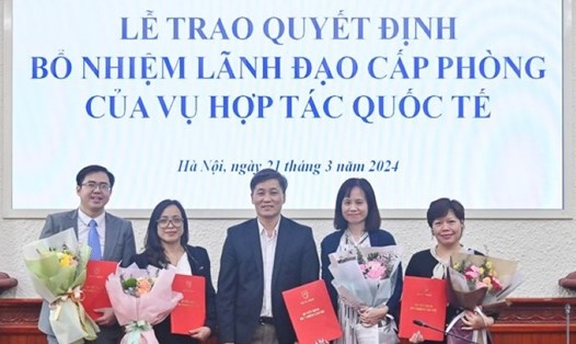 Thứ trưởng Bộ Tư pháp Nguyễn Khánh Ngọc trao quyết định bổ nhiệm lãnh đạo cấp phòng cho 5 cá nhân thuộc Vụ Hợp tác quốc tế. Ảnh: Bộ Tư pháp