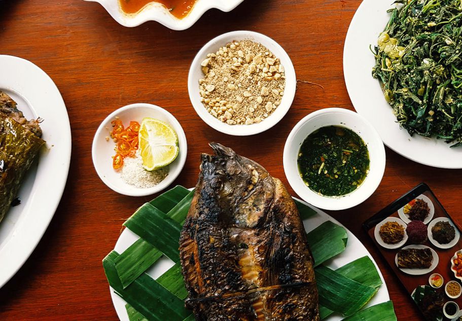 Mâm cơm đặc sản Điện Biên với cá nướng Pa pỉnh tộp, rau rừng chấm muối vừng lạc và mắm pha đặc biệt của người dân tộc Thái. Ảnh: Hương Chi