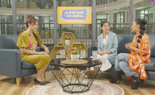 host Vân Hugo cùng ca sĩ Đoan Trang và thạc sĩ Nguyễn Hải Uyên trong talkshow “Làm mẹ thật vi diệu“. Ảnh: BTC