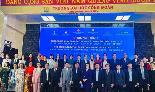 Phó Chủ tịch Tổng Liên đoàn Lao động Việt Nam Nguyễn Xuân Hùng (thứ 8, từ phải sang, hàng trên) cùng các đại biểu tại buổi chào mừng ngày Công tác xã hội Việt Nam lần thứ 8. Ảnh: Kiều Vũ