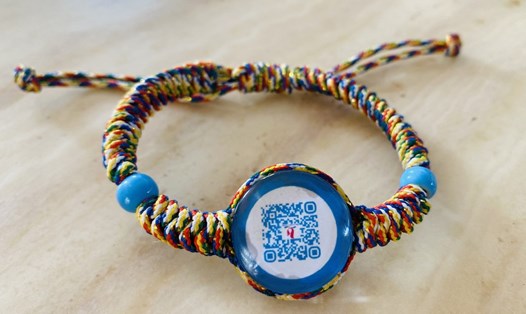 Chiếc vòng tay mang mã QR, được dùng làm quà tặng cho khách quốc tế và quảng bá hình ảnh, tour du lịch trên địa bàn Bà Rịa - Vũng Tàu. Ảnh: SDL