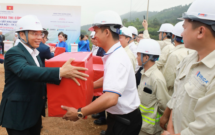 Bộ trưởng Bộ GTVT Nguyễn Văn Thắng tặng quà cho người lao động tại công trường. Ảnh: Tâm Đức