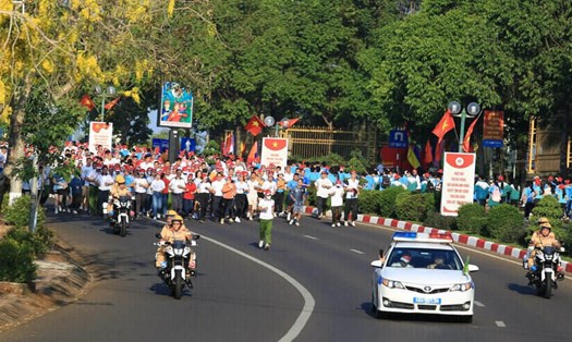 2.000 người tham gia Ngày chạy Olympic và Giải Việt dã tỉnh Đắk Nông. Ảnh: Phan Tuấn