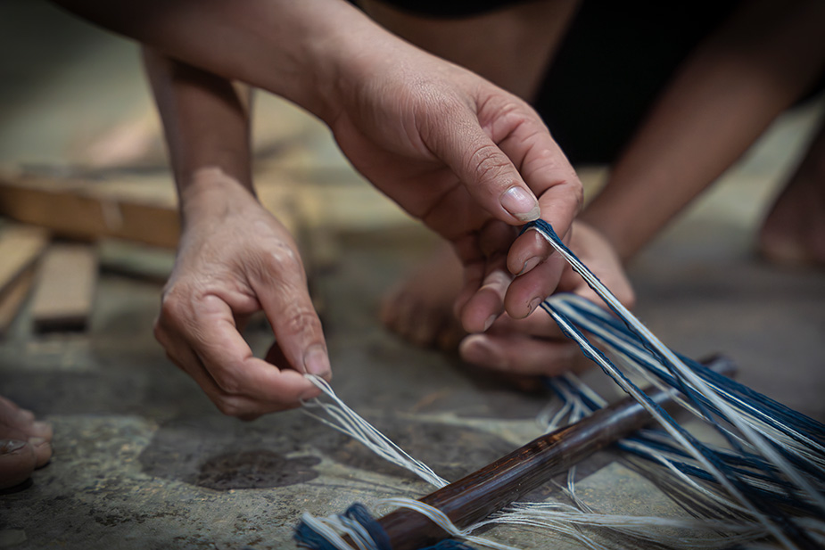 Trước khi dệt, người phụ nữ sẽ giăng những cuộn sợi. Việc giăng sợi giúp người dệt hình thành thảm sợi, xác định được khổ vải và định hình được những dải hoa văn dọc tấm thổ cẩm.