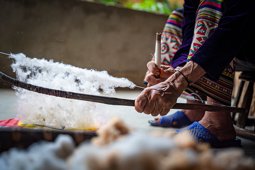 Cung bông là một trong những công đoạn kỳ công của nghề dệt thổ cẩm.