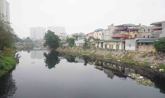 Sông Nhuệ ô nhiễm trước thời điểm được "hồi sinh". Ảnh: Nhật Minh