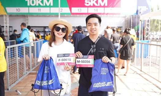 Các vận động viên dự Giải Marathon Quốc tế Đà Nẵng 2024 hào hứng nhận kit để tham dự sự kiện. Ảnh: Linh Nguyễn