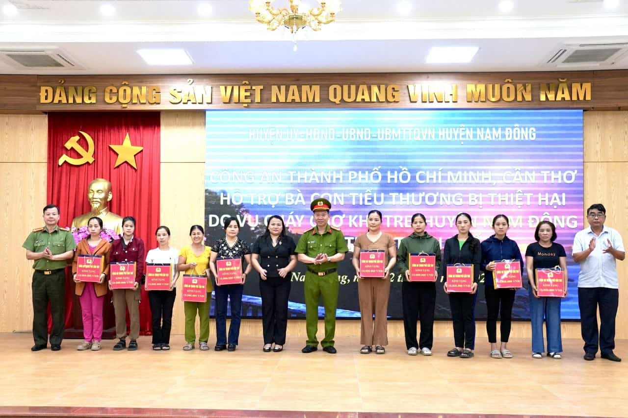 Trao hỗ trợ cho tiểu thương trong vụ cháy chợ Khe Tre ở huyện Nam Đông. Ảnh Trần Hồng.