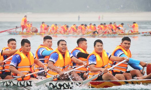 Lễ hội đua thuyền truyền thống đầu tiên giữa các huyện đảo  trên cả nước tại Quảng Ninh. Ảnh: Nguyễn Mến