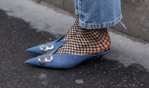 Phối hợp tất lưới cùng giày đế bệt mũi nhọn là phong cách được nhiều chị em ưa thích. Ảnh: Pixabay