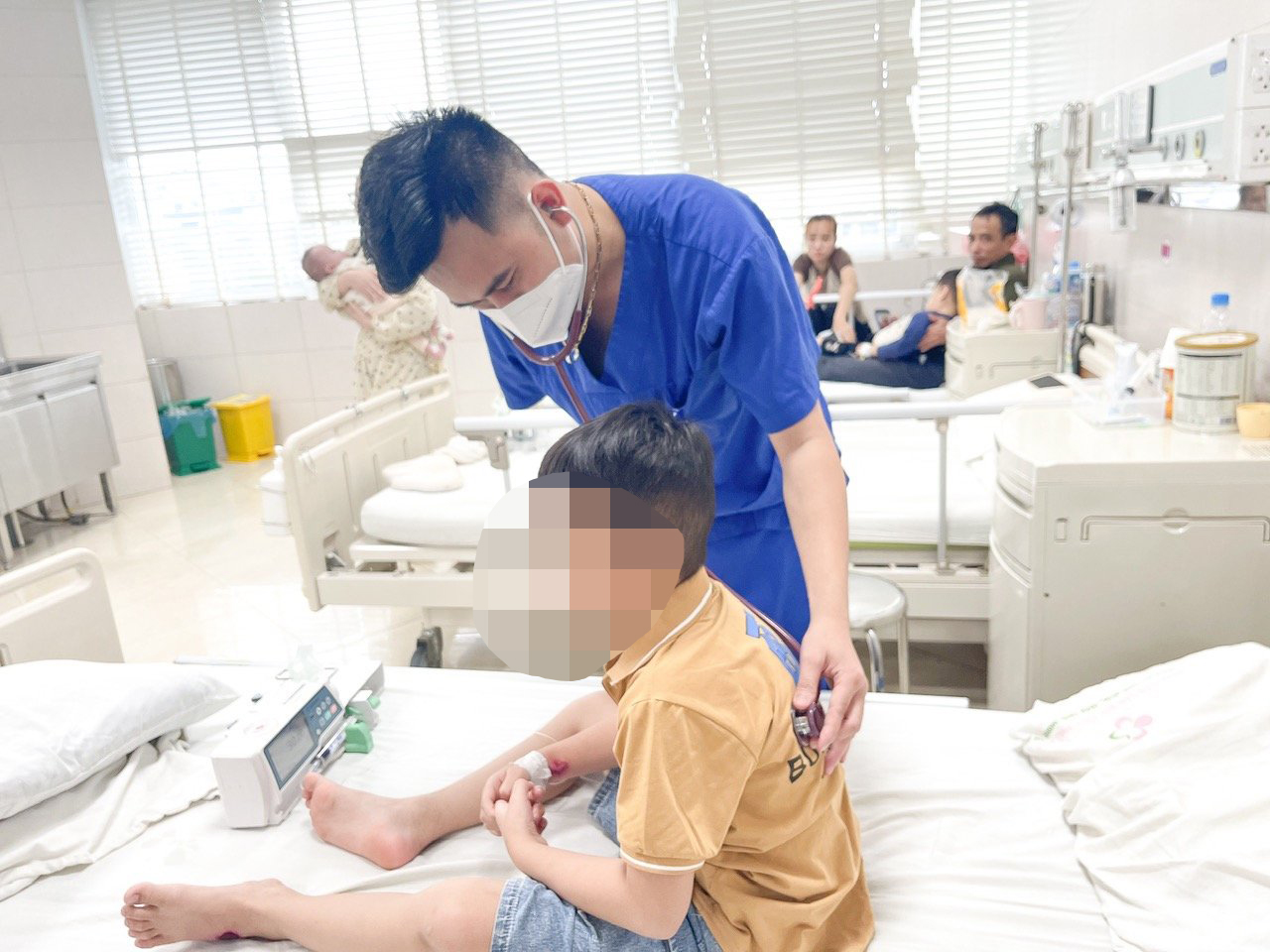 Bác sĩ kiểm tra sức khoẻ cho bệnh nhi. Ảnh: BVCC