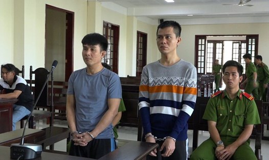 Bị cáo Ngô Hoàng Thọ (trái) và Phạm Hồng Qui (phải) tại Tòa án nhân dân tỉnh Đồng Tháp. Ảnh: Công an cung cấp. 