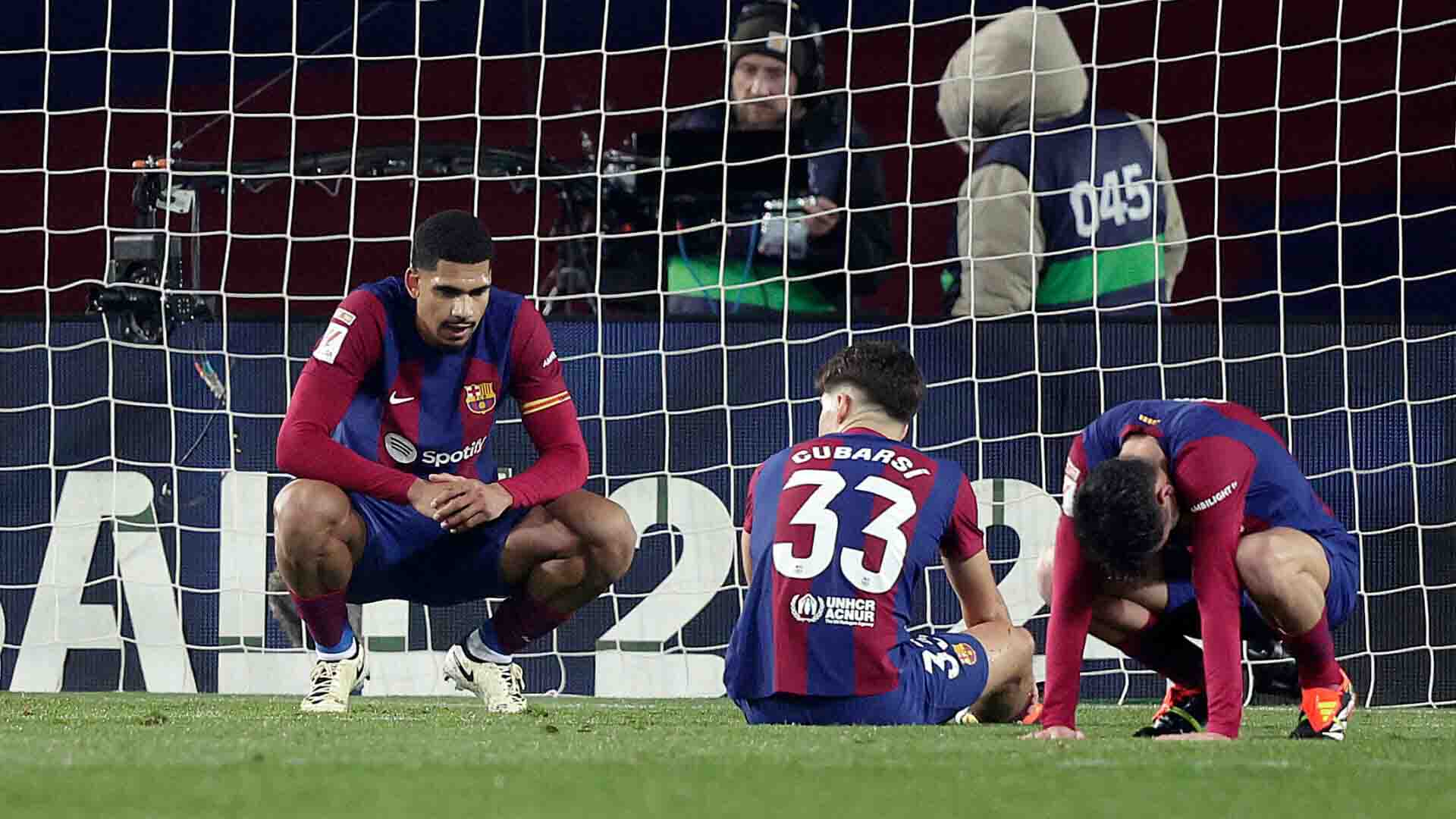 Các cầu thủ Barca đổ gục sau trận thua Villarreal hồi tháng 2. Ảnh: AFP