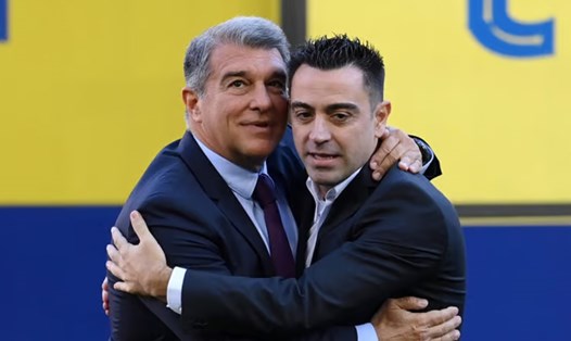 Xavi và Laporta có mối quan hệ rất tốt kể từ khi chiến lược gia này còn là cầu thủ thuộc biên chế sân Camp Nou. Ảnh: The Athletic