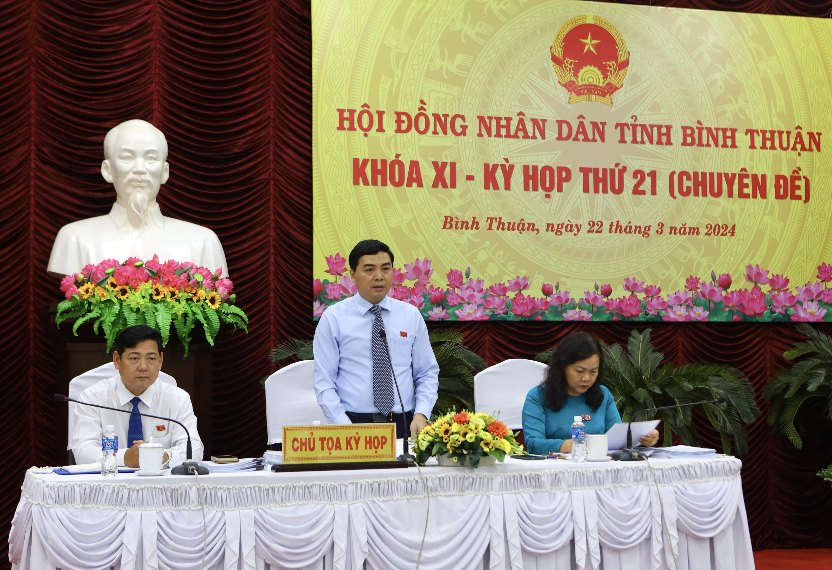 Chủ tịch Hội đồng nhân dân tỉnh Nguyễn Hoài Anh phát biểu mở đầu kỳ họp. Ảnh: Duy Tuấn 