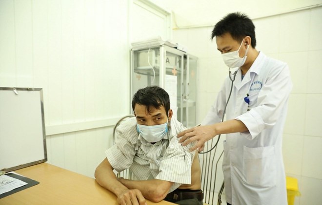 Bác sĩ khám cho bệnh nhân. Ảnh: Văn Quyết