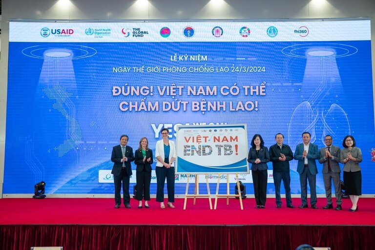 Các đại biểu tham dự buổi Lễ và đại diện các đối tác ký tên thể hiện cam kết chấm dứt bệnh lao tại Việt Nam. Ảnh: Hà Lê
