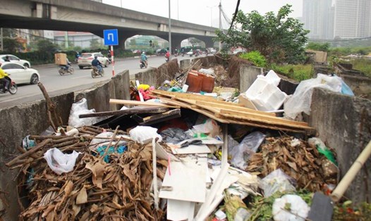 Tuyến đường Phạm Hùng (TP Hà Nội) trở thành nơi tập kết rác thải tự phát. Ảnh: Tâm Giang 