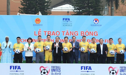 FIFA tặng bóng cho các trường học Việt Nam. Ảnh: VFF
