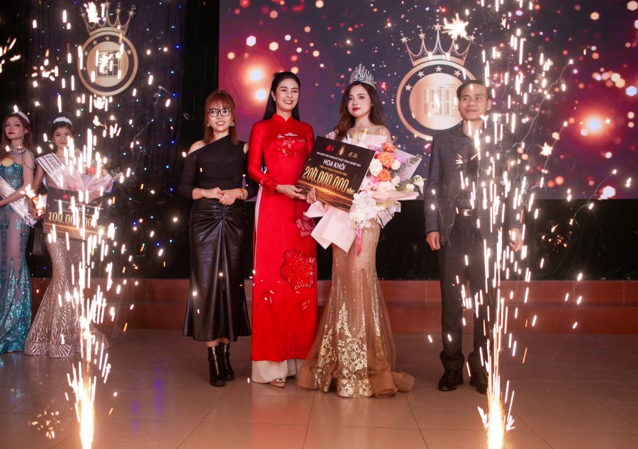 NTM tóc Kim Loan cùng Hoa hậu Ngọc Hân trao giải cho hoa khôi của cuộc thi. Ảnh: Kim Loan