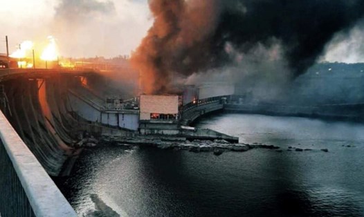 Nga tấn công đập thủy điện DniproHES ở Ukraina. Ảnh chụp màn hình