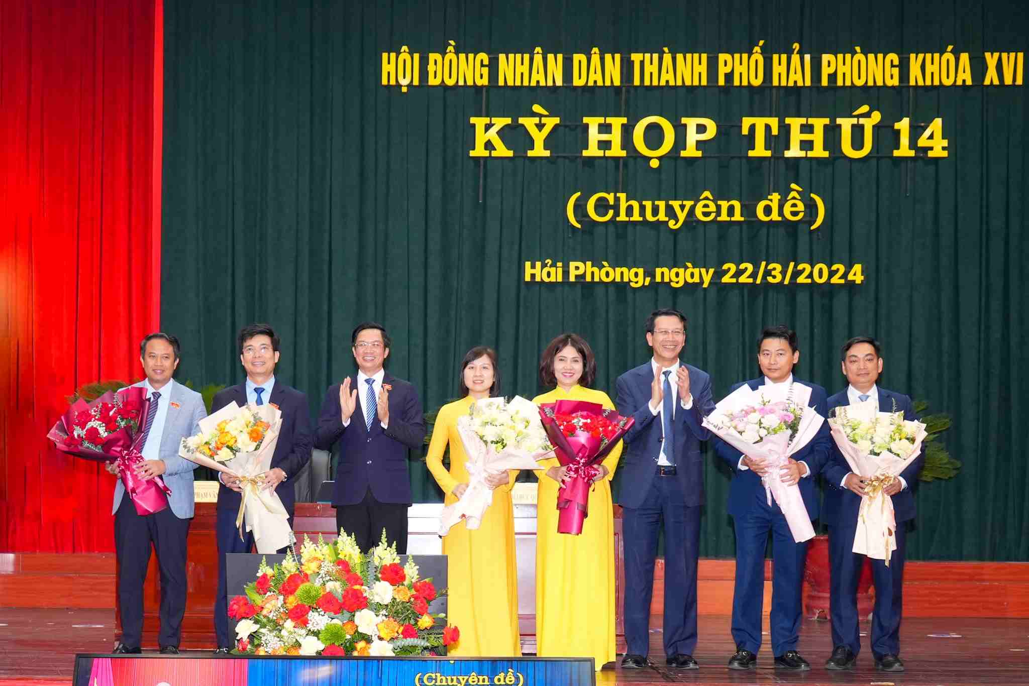 Chủ tịch HĐND thành phố Phạm Văn Lập và Phó Chủ tịch HĐND thành phố Bùi Đức Quang tặng hoa cho các đồng chí Ủy viên UBND thành phố. Ảnh: Đàm Thanh