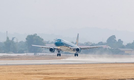 Máy bay Vietnam Airlines hạ cánh tại sân bay Điện Biên. Ảnh: Vietnam Airlines