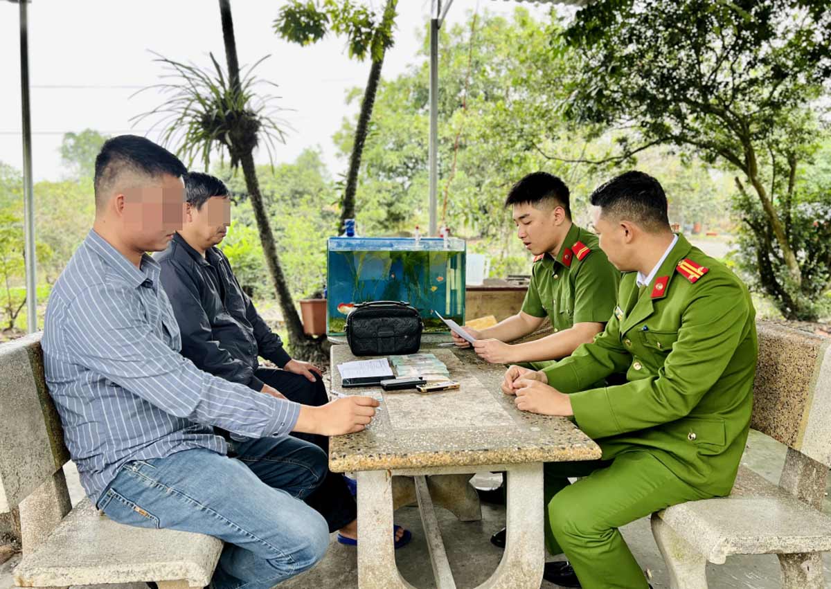 Công an Quảng Ninh thực hiện thủ tục trao trả tài sản cho du khách. Ảnh: Công an Quảng Ninh