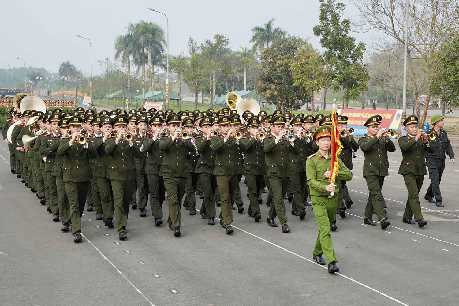 Xe mang hình Quốc kỳ dẫn đầu đoàn diễu hành qua lễ đài.