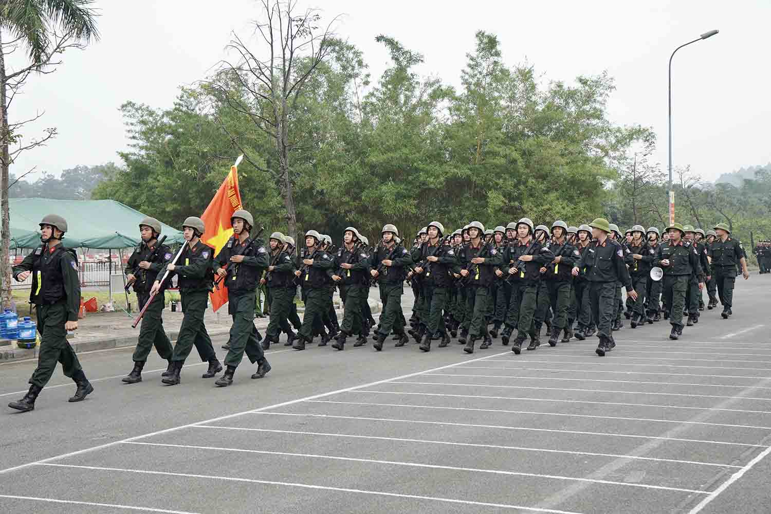 Khối nam sĩ quan Cảnh sát đặc nhiệm diễu hành.
