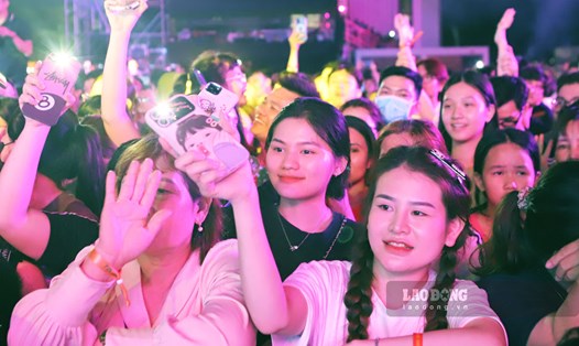 Người dân, du khách cháy hết mình tại Lễ khai mạc Tuần lễ Amazing Binh Dinh Fest 2024. Ảnh: Hoài Luân
