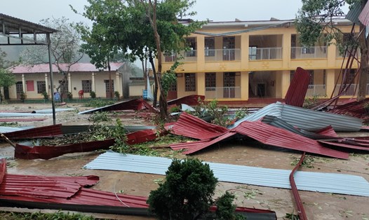 Mưa đá, giông lốc đã gây thiệt hại gây tốc mái các trường học, trụ sở các cơ quan đơn vị và nhà dân ở huyện Sốp Cộp, Sơn La. Ảnh: Người dân cung cấp
