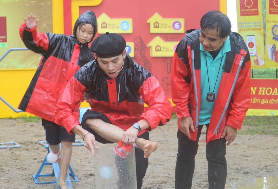 Ali Hoàng Dương và các em nhỏ thực hiện thử thách. Ảnh: Bee